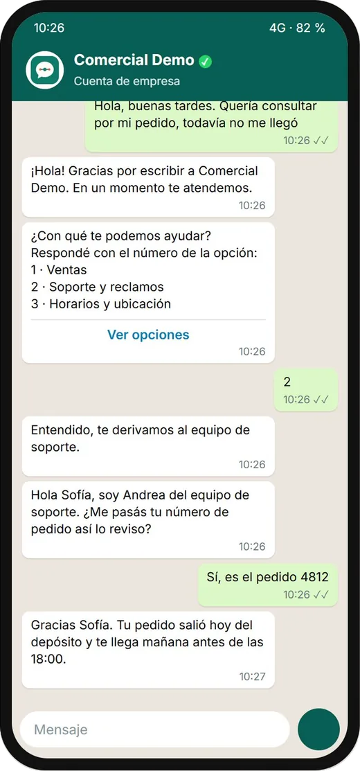 Celular con una conversación de WhatsApp atendida con Centralita: bienvenida automática y menú de opciones